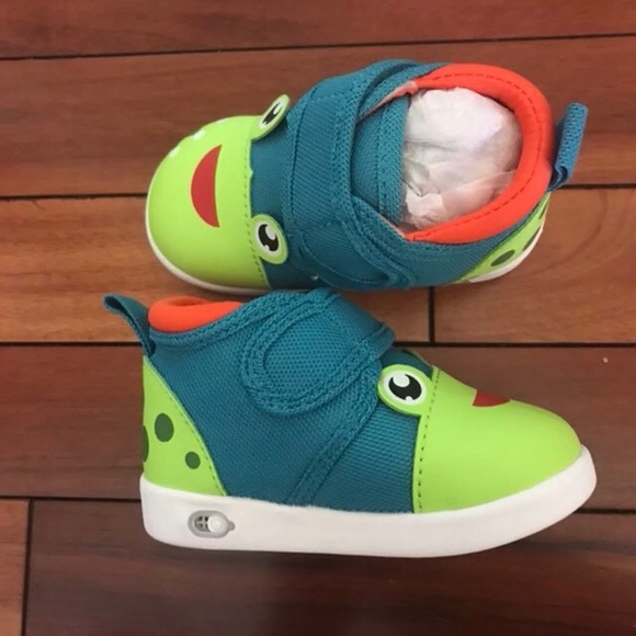 Sold🚫❌ toddler shoes size 4 - Picture 2 of 6